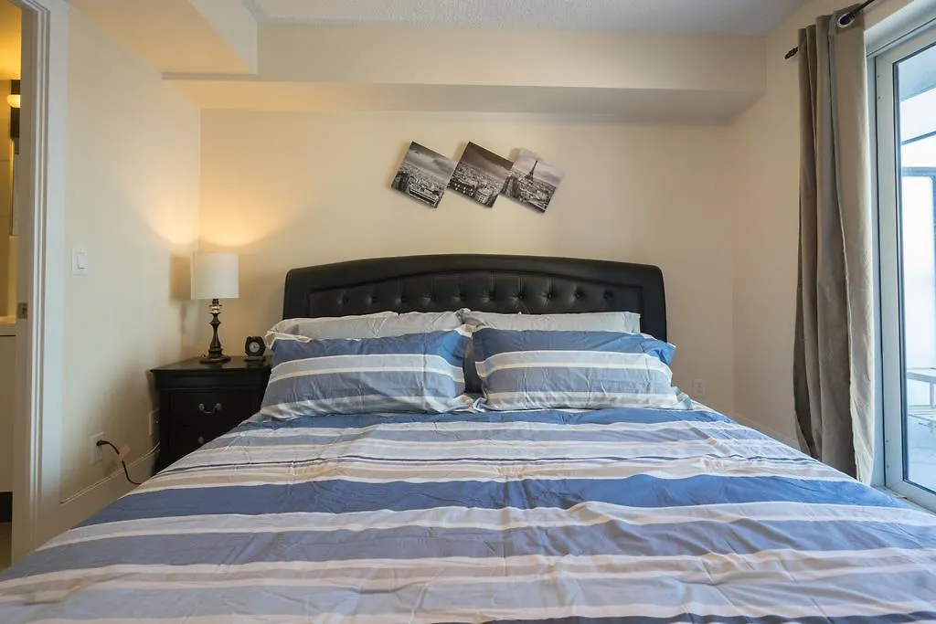 Applewood Suites - Luxury 3 Bdrm Toronto 0*,  Canada