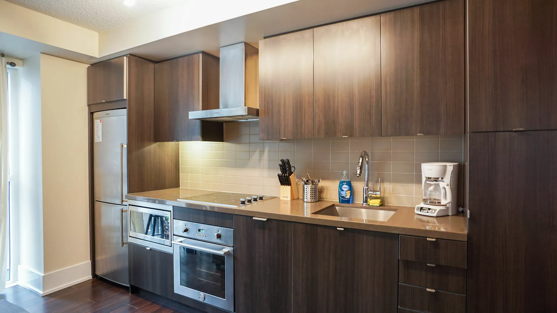 Applewood Suites - Luxury 3 Bdrm Toronto 0*,  Canada